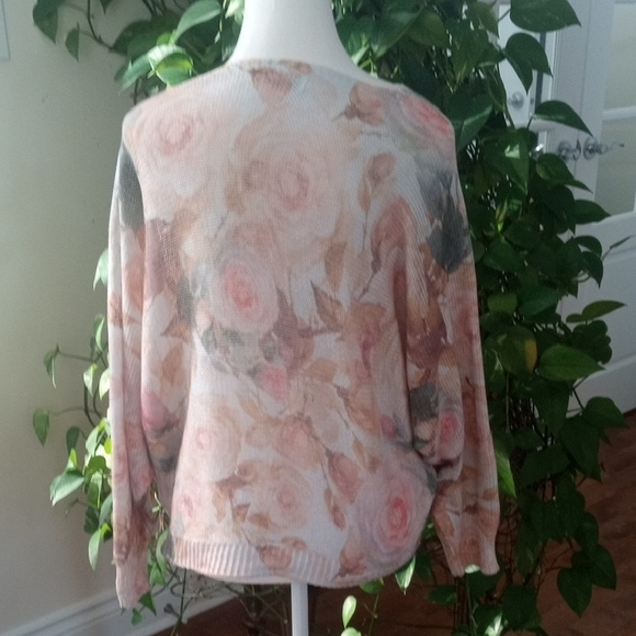 Chic Rose Patterned Sweater - Picture 5 of 14